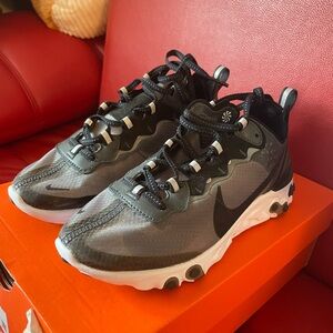 Nike React Element 87
“Anthracite” Sz 5 Men’s // Women’s 6.5
